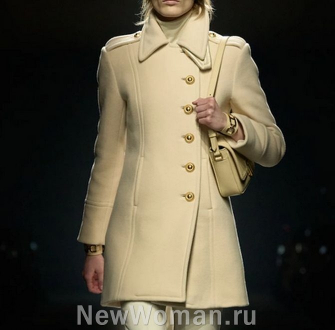 женское светло-бежевое короткое пальто в военном стиле