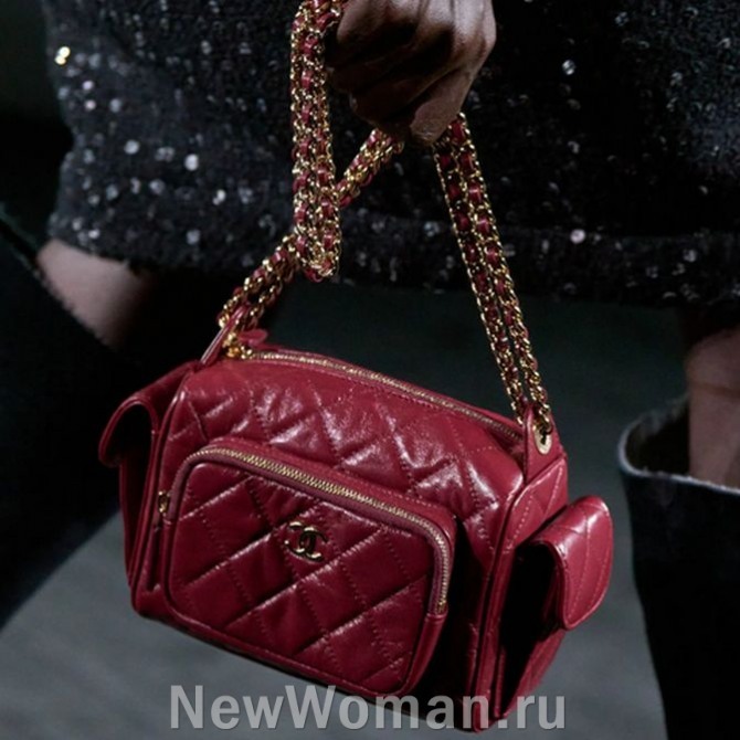 тренд 2025 года кожаная сумка-косметичка с боковыми карманами от бренда Chanel, FALL 2024 READY-TO-WEAR, Париж