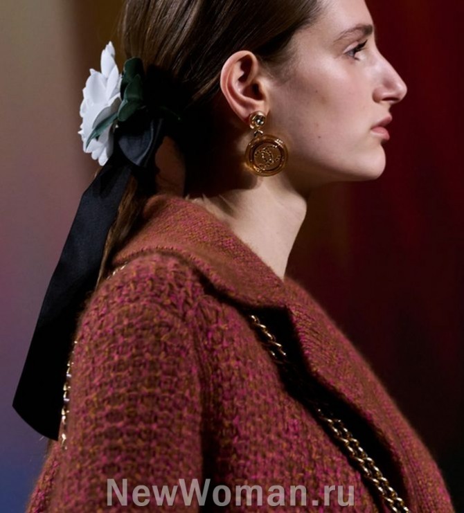 с какими серьгами и украшениями для волос сочетать модное пальто 2025 года - Chanel, FALL 2024 READY-TO-WEAR, Париж